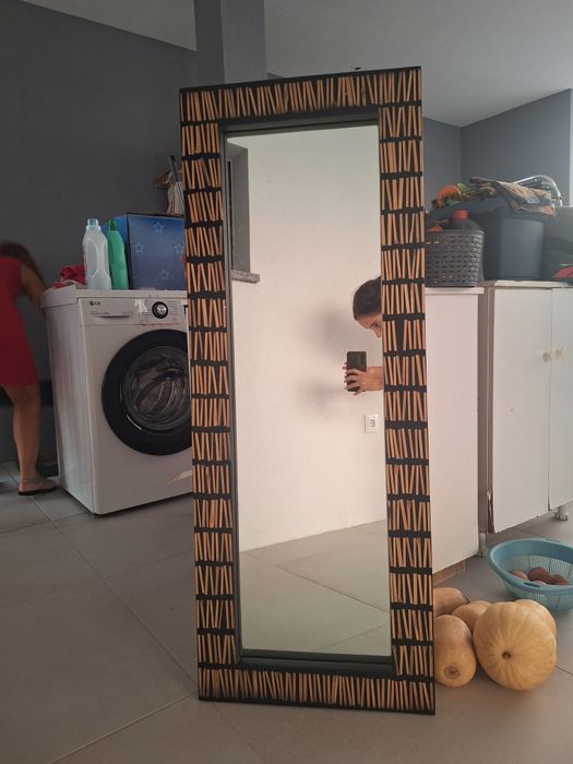 Espelho de casa com borda preta e detalhes a imitar palhinha
