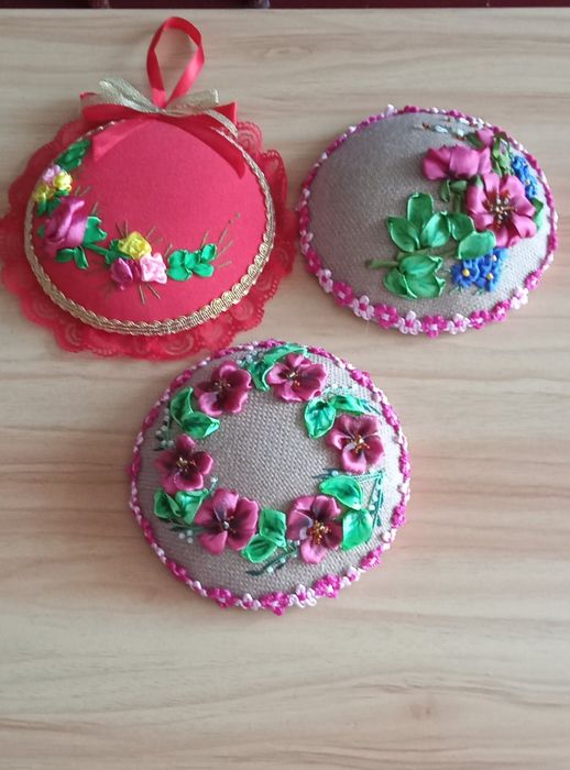 Игольница вышитая  атласным лентами