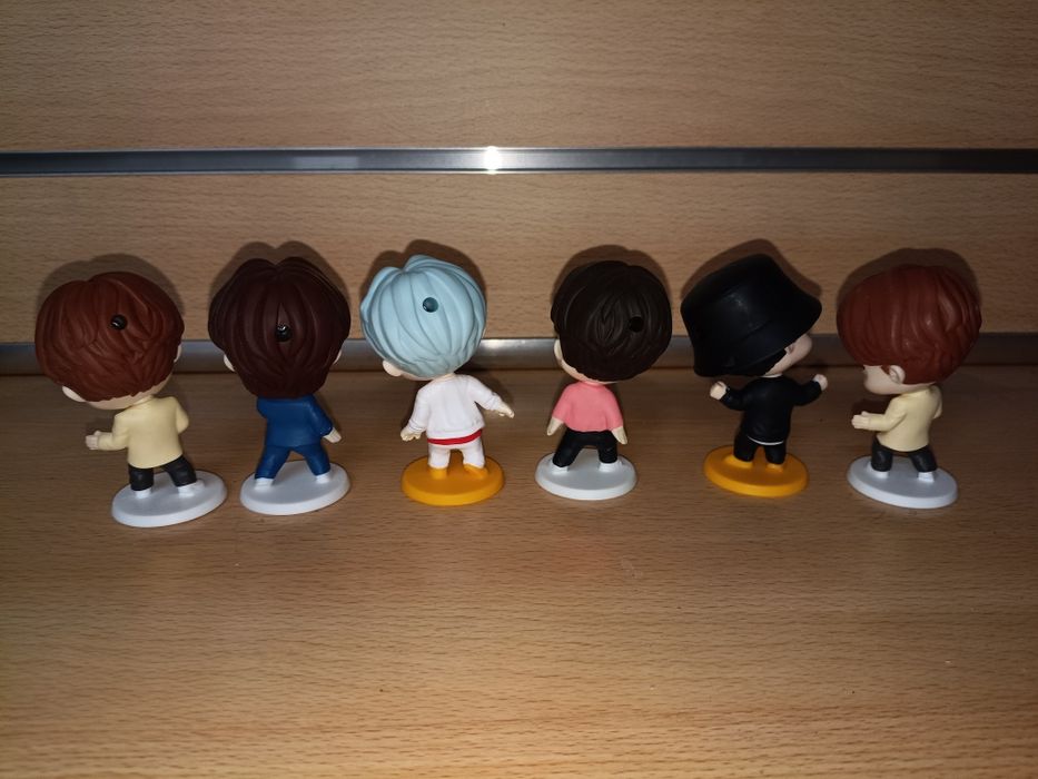 6 Tiny Tan Figures 
Without Box.484549834971566082