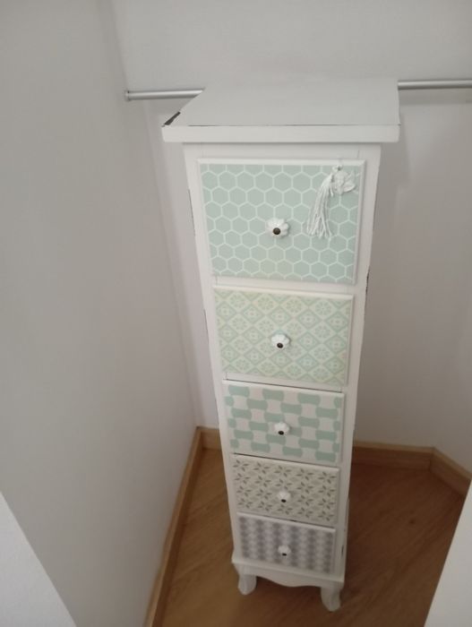Vendo móvel rústico em tons branco e gavetas tipo azulejos 1.05 altura
