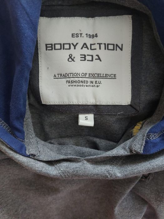 Szara bluza dresowa z kapturem. Body Action. Rozmiar S.
