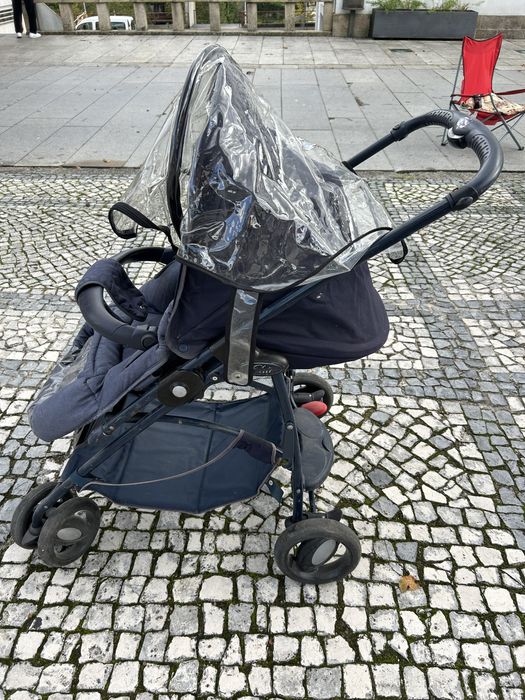 Carrinho Bébé com capota para a chuva em bom estaso