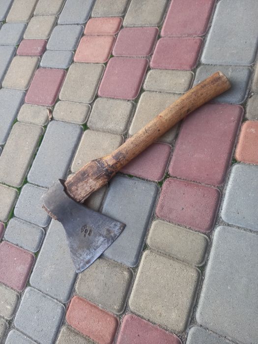 Топоры -  разные.