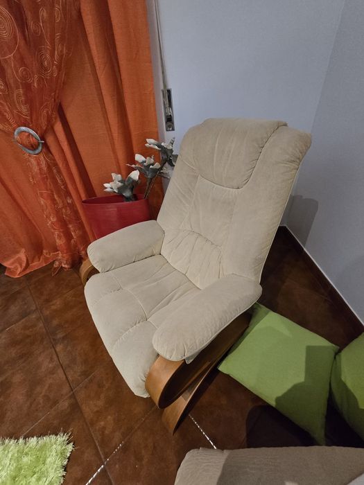 Cadeirões beges em tecido
