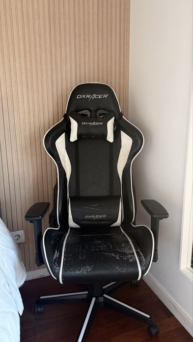 Cadeira Gaming DXRacer Fórmula F08 - Preto / Branco
