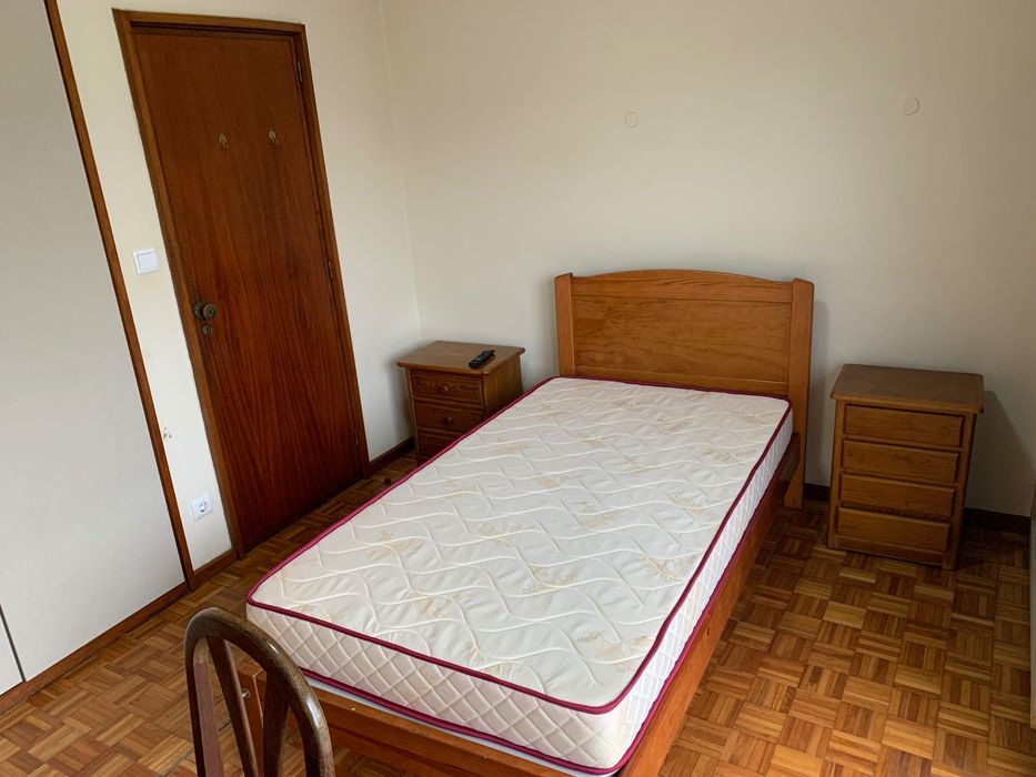 Quarto c/ TV e varanda p/ estudante c/ contrato, ao pé da universidade