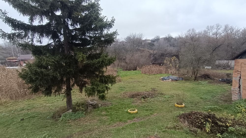 Продаж будинку з гаражем із земельною ділянкою поруч центру міста