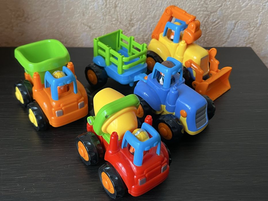 Синій трактор та вся колекція Hola