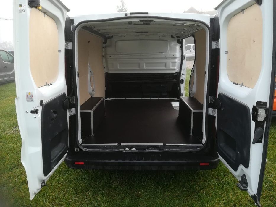 Zabezpieczenie przestrzeni ładunkowej Renault Trafic L2H1