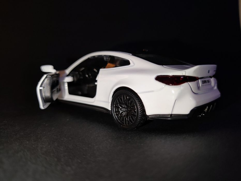 BMW M4 CSL 1:36 — Modelo Metal Branco com Função Puxar