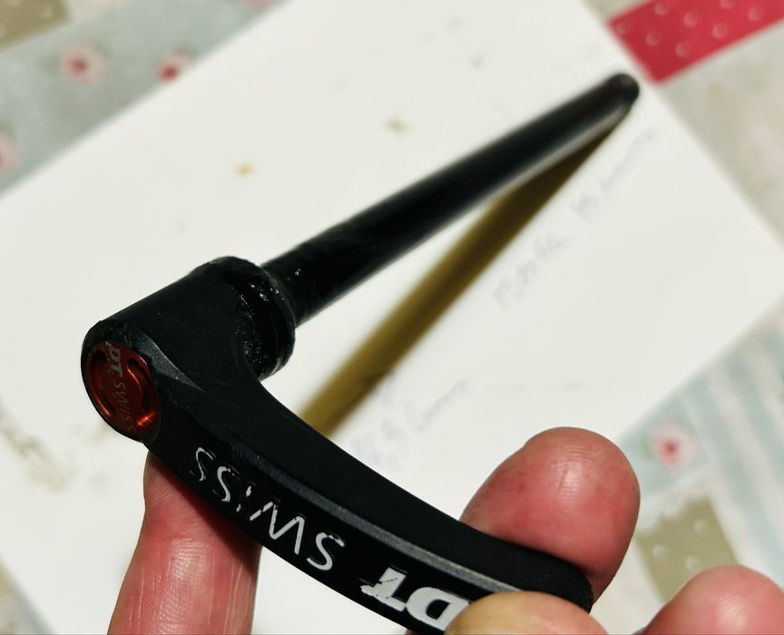 Roda 29 traseira com eixo passante DtSwiss 142 mm