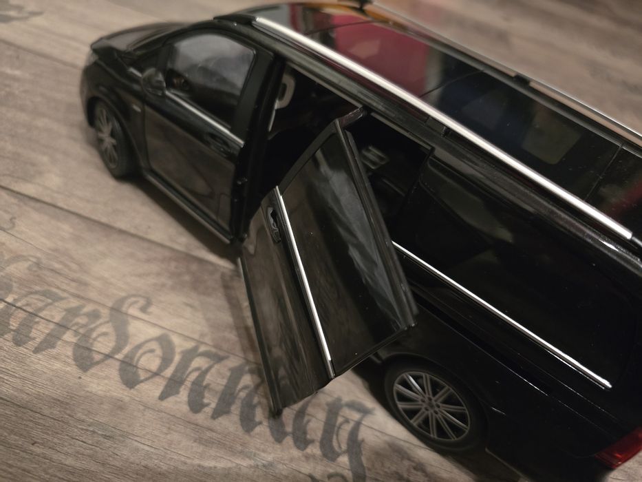 Mercedes V Class Long diler 1/18
