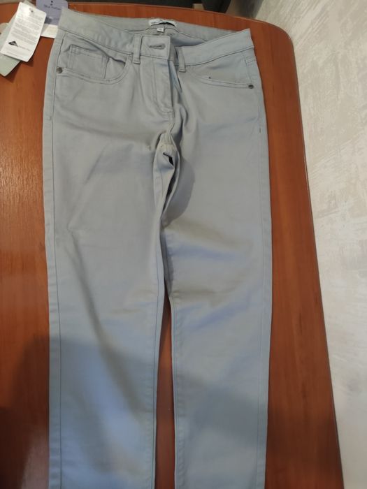 Світлі та чорні брюки.