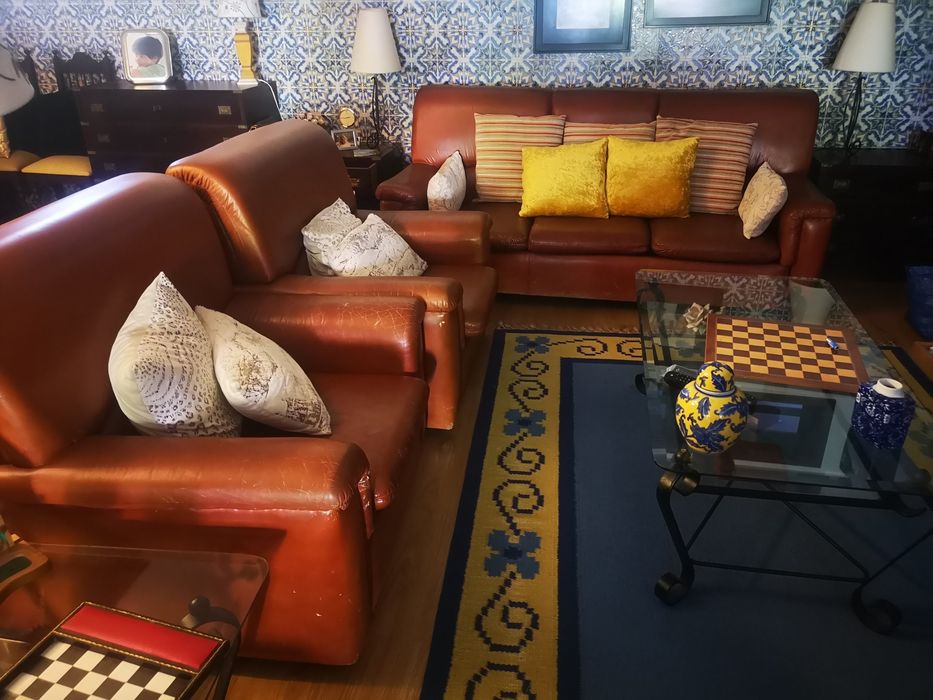 Sofa cama de couro- três lugares. Cama de casal.