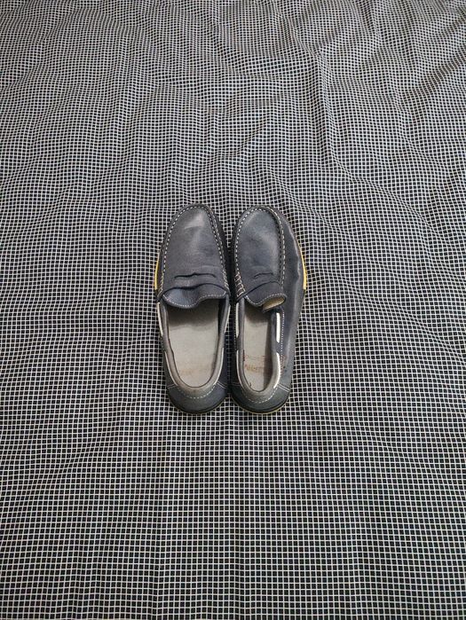 Sapatos tipo mocassins, em azul