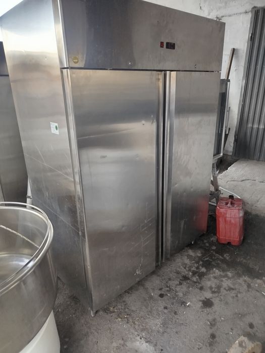 Професійний холодильник, професійна холодильна камера.