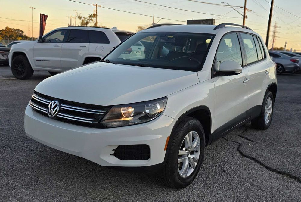 Volkswagen Tiguan S      2016