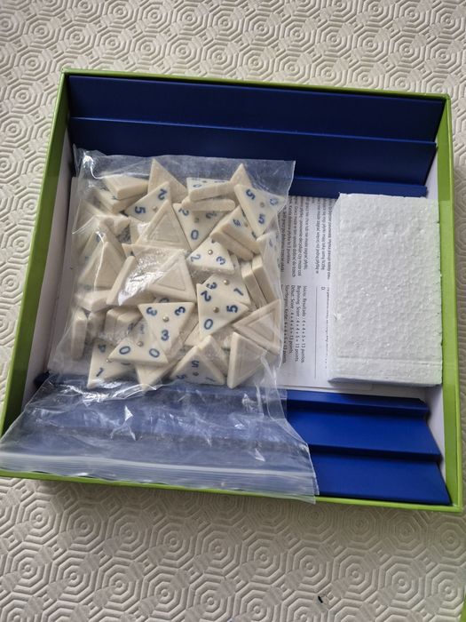 Jogo dominó triangular em excente estado