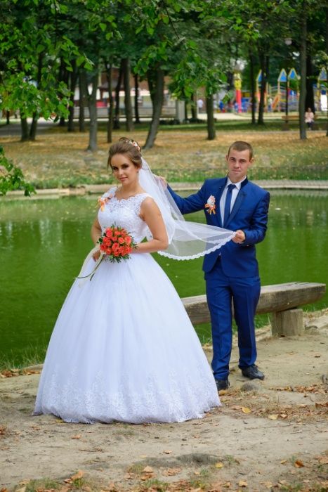 Розкішна весільна сукня