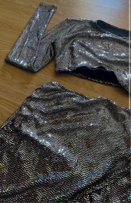 Conjunto top e saia brilhoso
