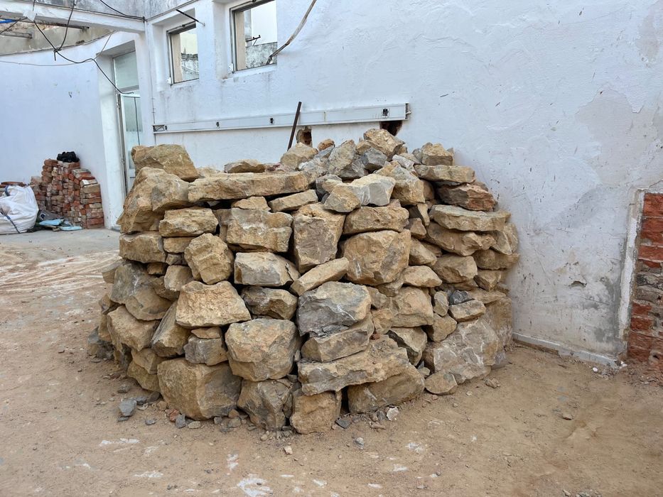 Pedra de construção grátis – oferta em Almada