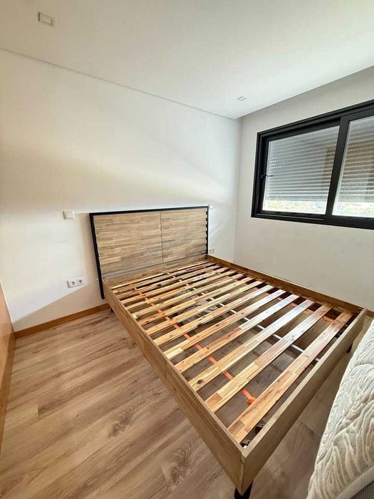 Cama de casal madeira + estrado