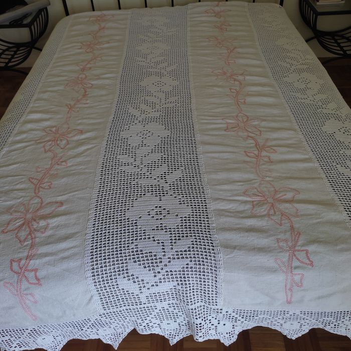 Duas colchas em linho, crochê e bordado (tom azul e tom rosa)
