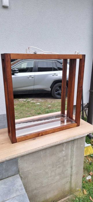 Lustro z obudową drewnianą i oświetleniem