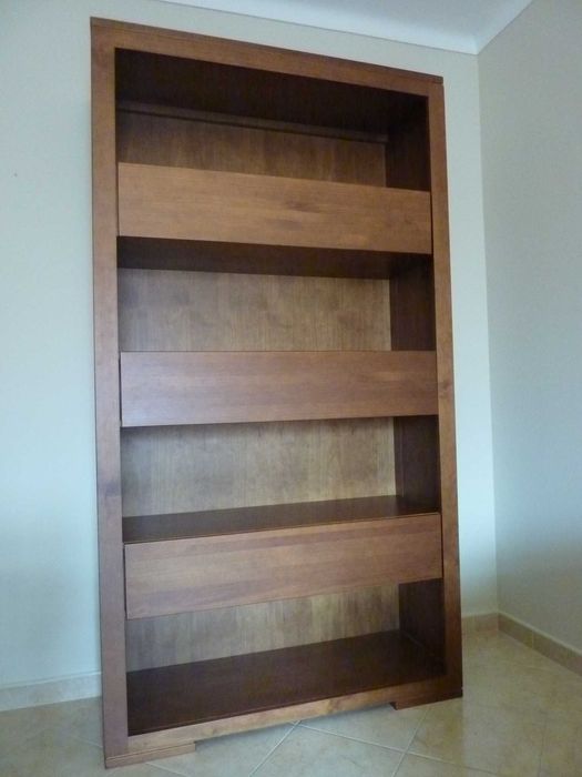 Conjunto estante, cómoda ou aparador e mesa de apoio em cerejeira.