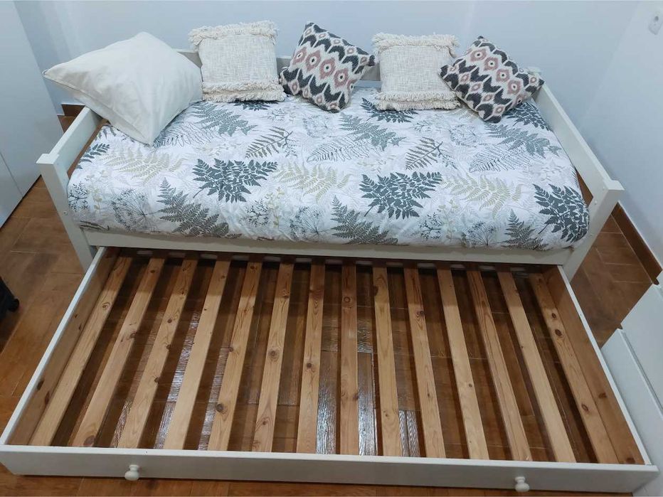 Cama individual branca com gavetão de arrumação