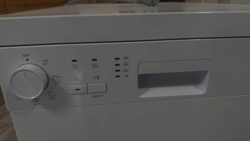 Посудомийна машина BEKO DFS05012W