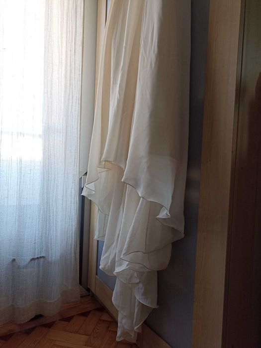 Vestido de noiva. Impecável. Cor branco pérola.