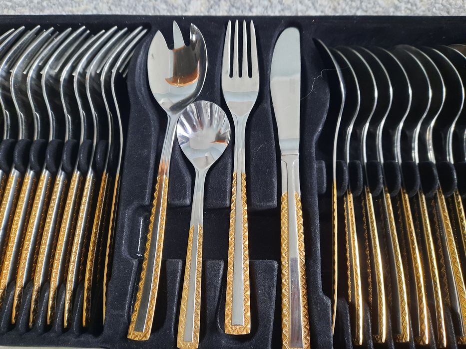 Набор на 12 персон вилки, ложки, ножи, в кейсе