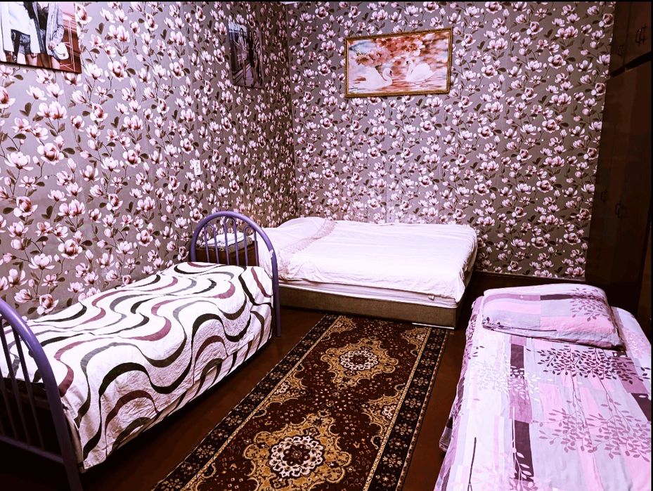 .Центр посуточно  1 ком . квартира 4 спальных мест, отопление газ.