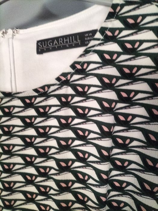 Elegancka sukienka z rękawem