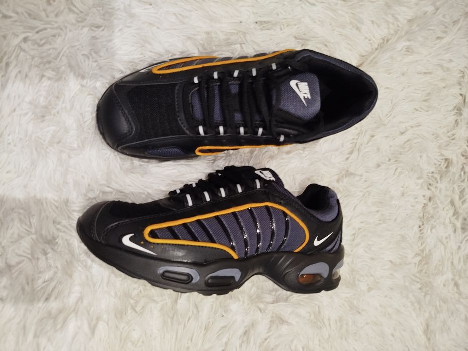 Nowe sportowe buty męskie.