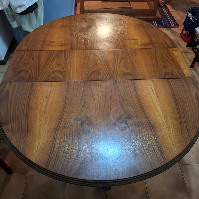 Living Room Table in Excellent Condition Plus 4 Chairs64739571808003121