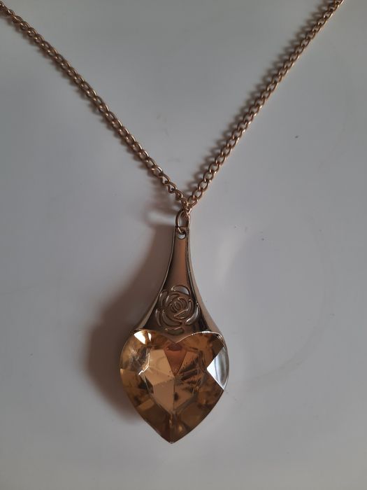 Wisiorek złoty n łańcuszku