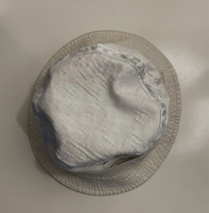 Gorro bucket preto e branco em padrão
