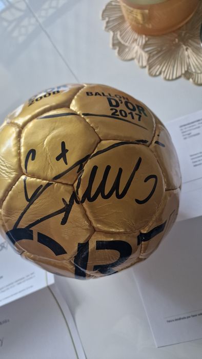 Złota piłka ronaldo z podpisem