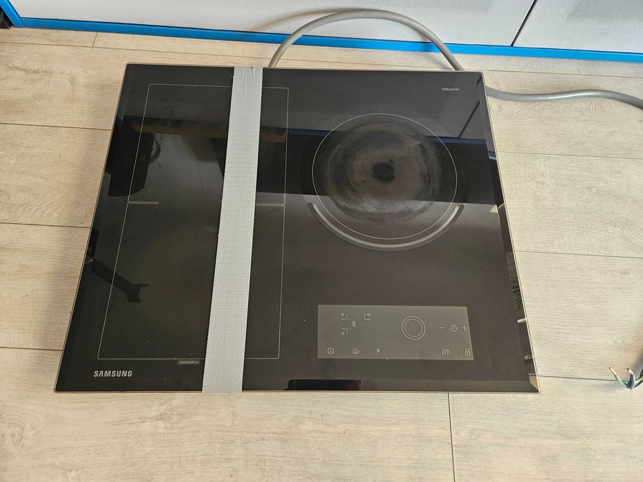 Samsung Chef Collection NZ63J9770EK/E0 - pęknięte szkło
