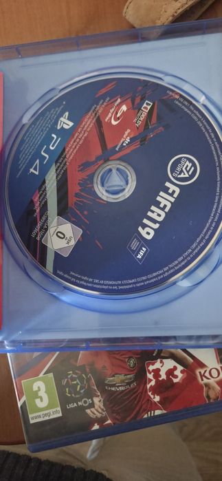 PS4 com comando + 3 jogos