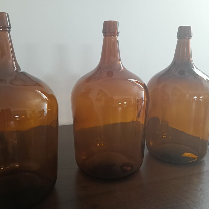Garrafões de vidro castanhos