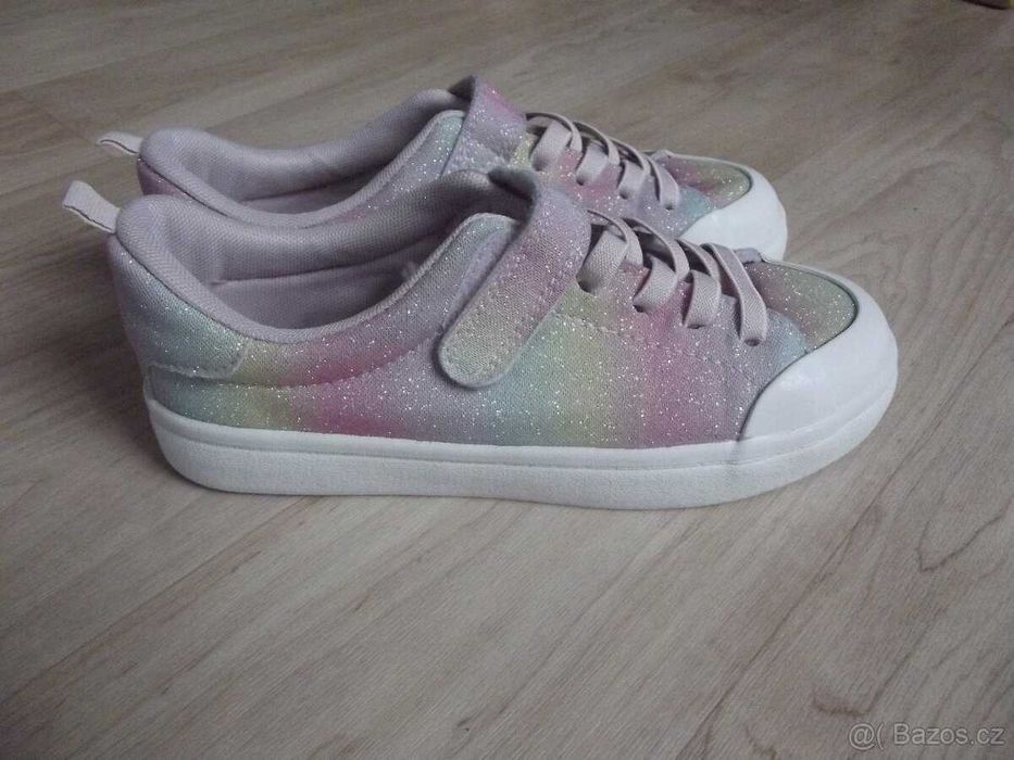 Яскраві кеди для дівчинки