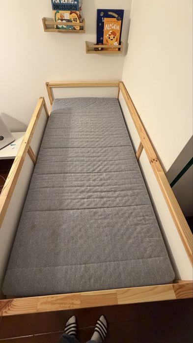 Cama infantil com colchao e dossel