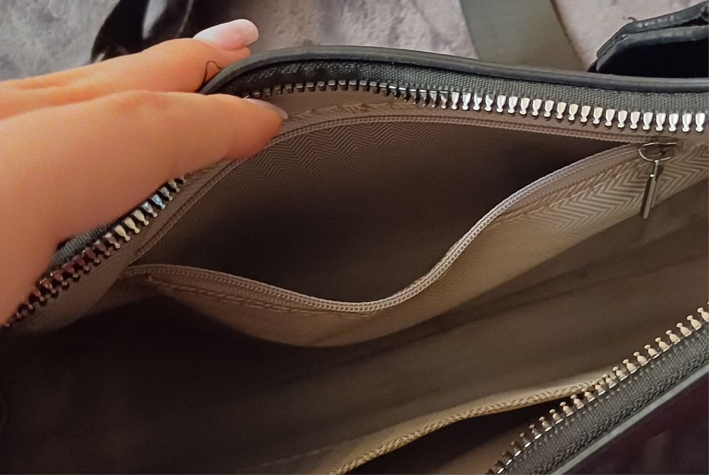 чорна сумка через плече