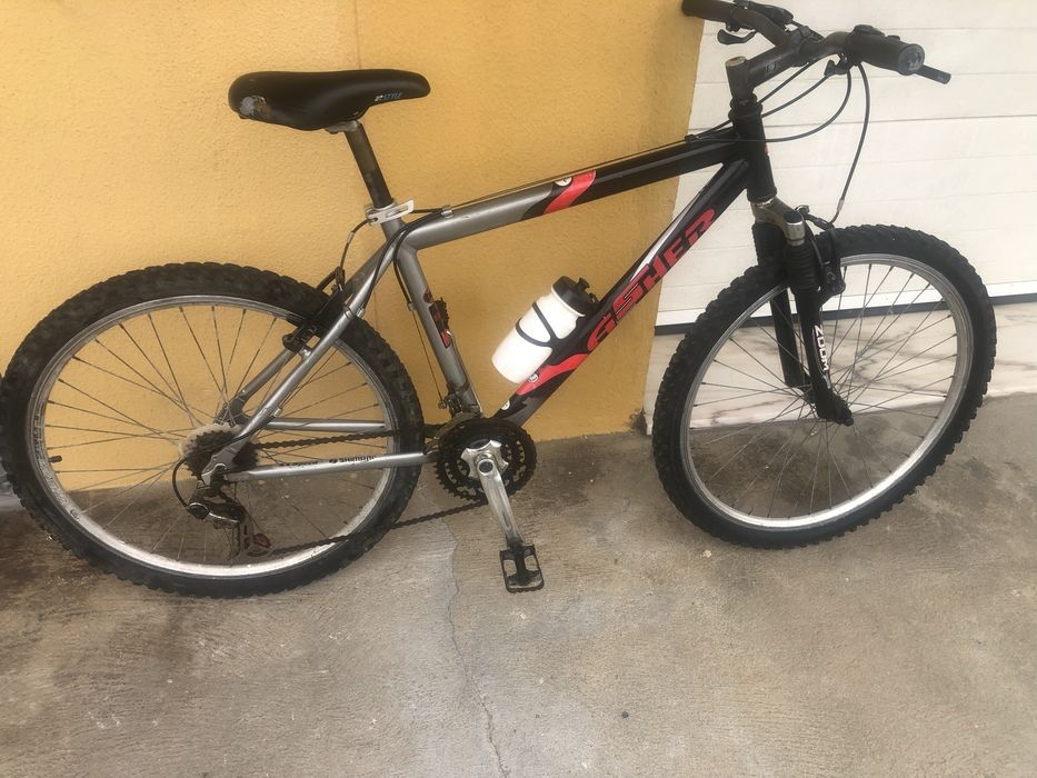 Bicicleta roda 26 com amortecedor á frente.