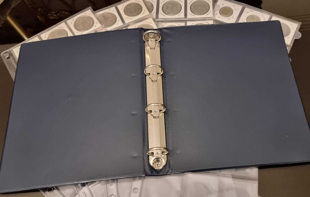 53 moedas + dossier + folhas para moedas