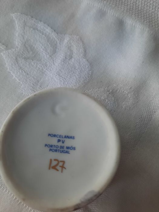 Pequena caixinha decorada a ouro de lei