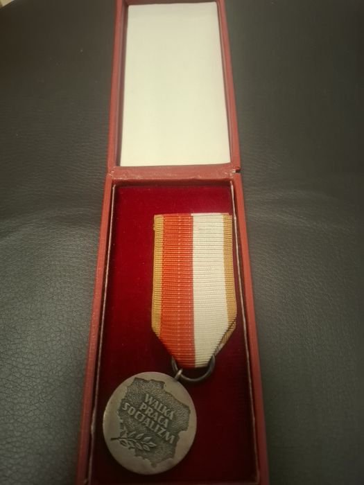 Medal,odznaczenie z PRL, w pudelku.Walka, praca,socjalizm